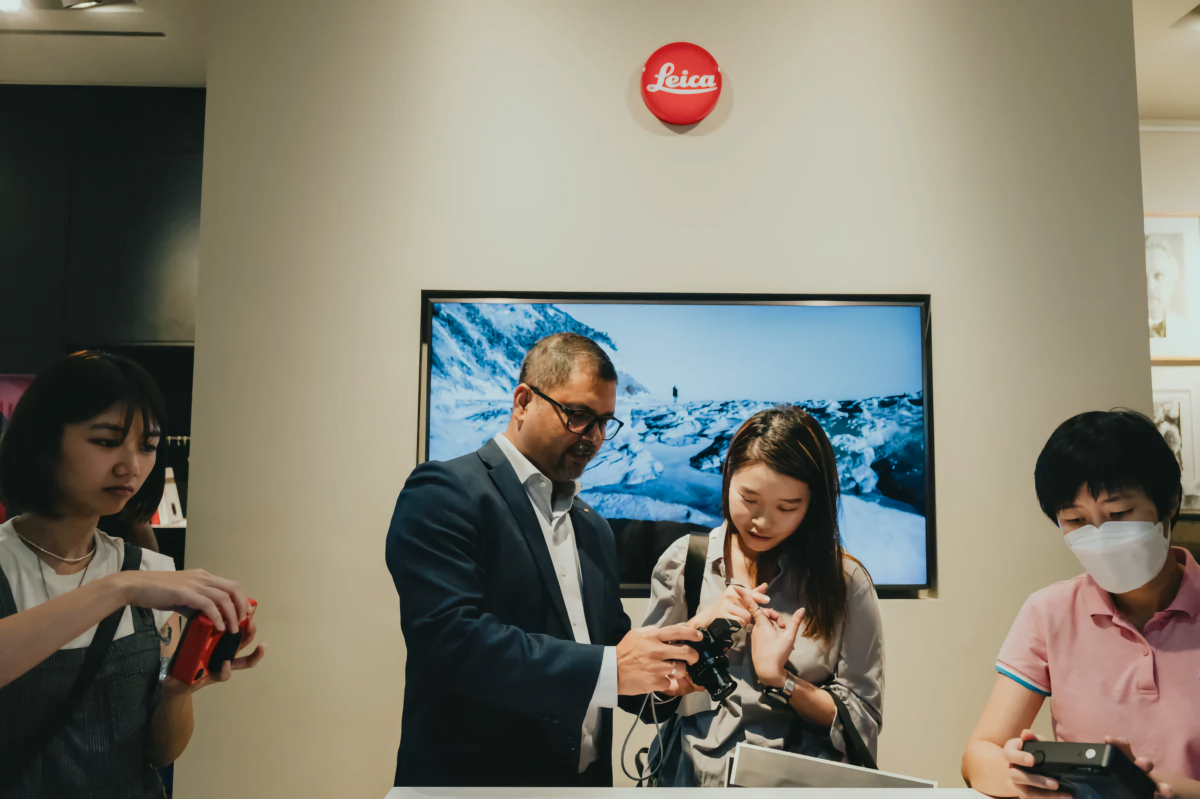 Guests testing Leica cameras