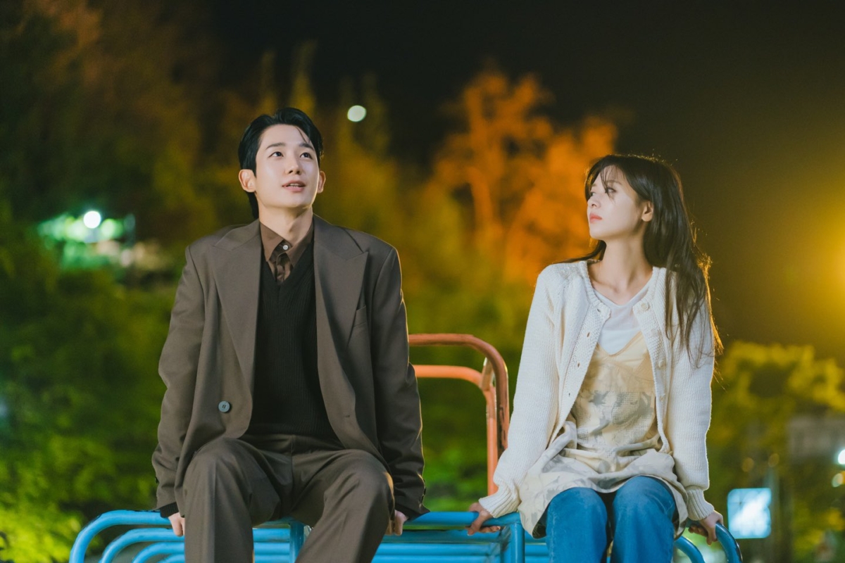 Jung Hae-in and Jung So-min in Love Next Door