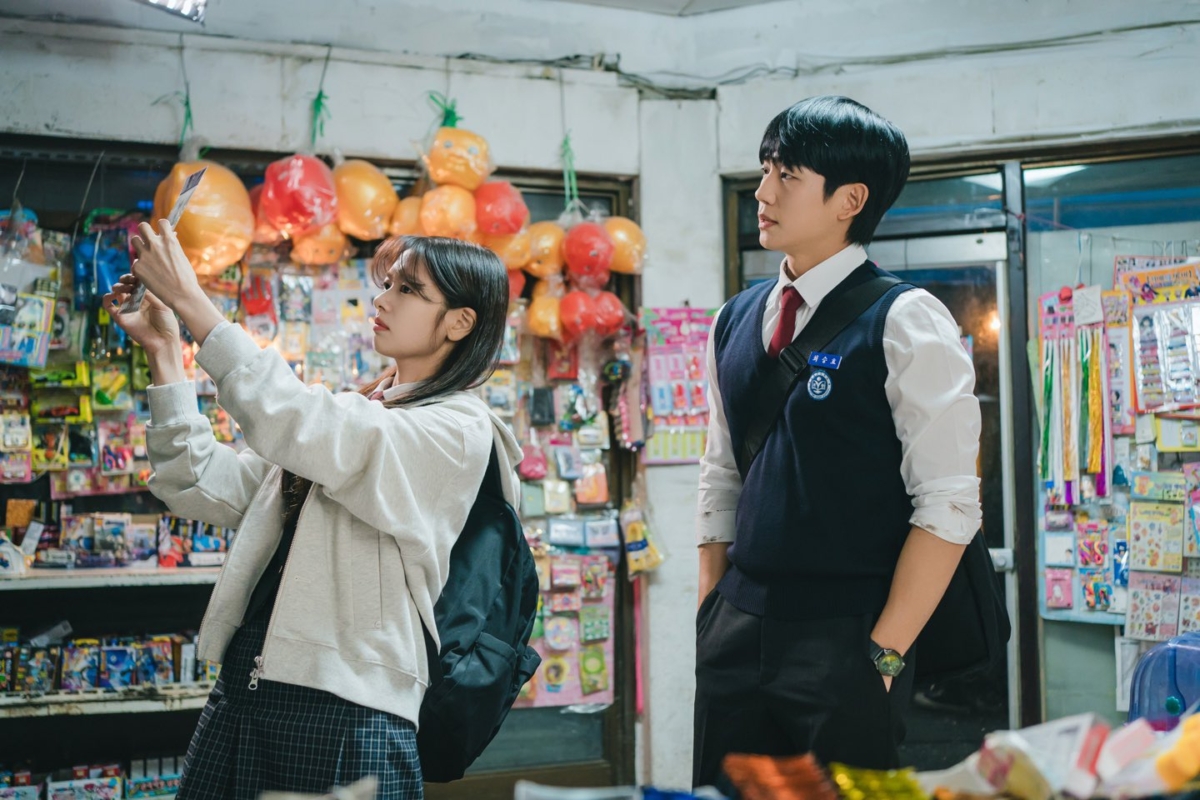 Jung Hae-in and Jung So-min in Love Next Door