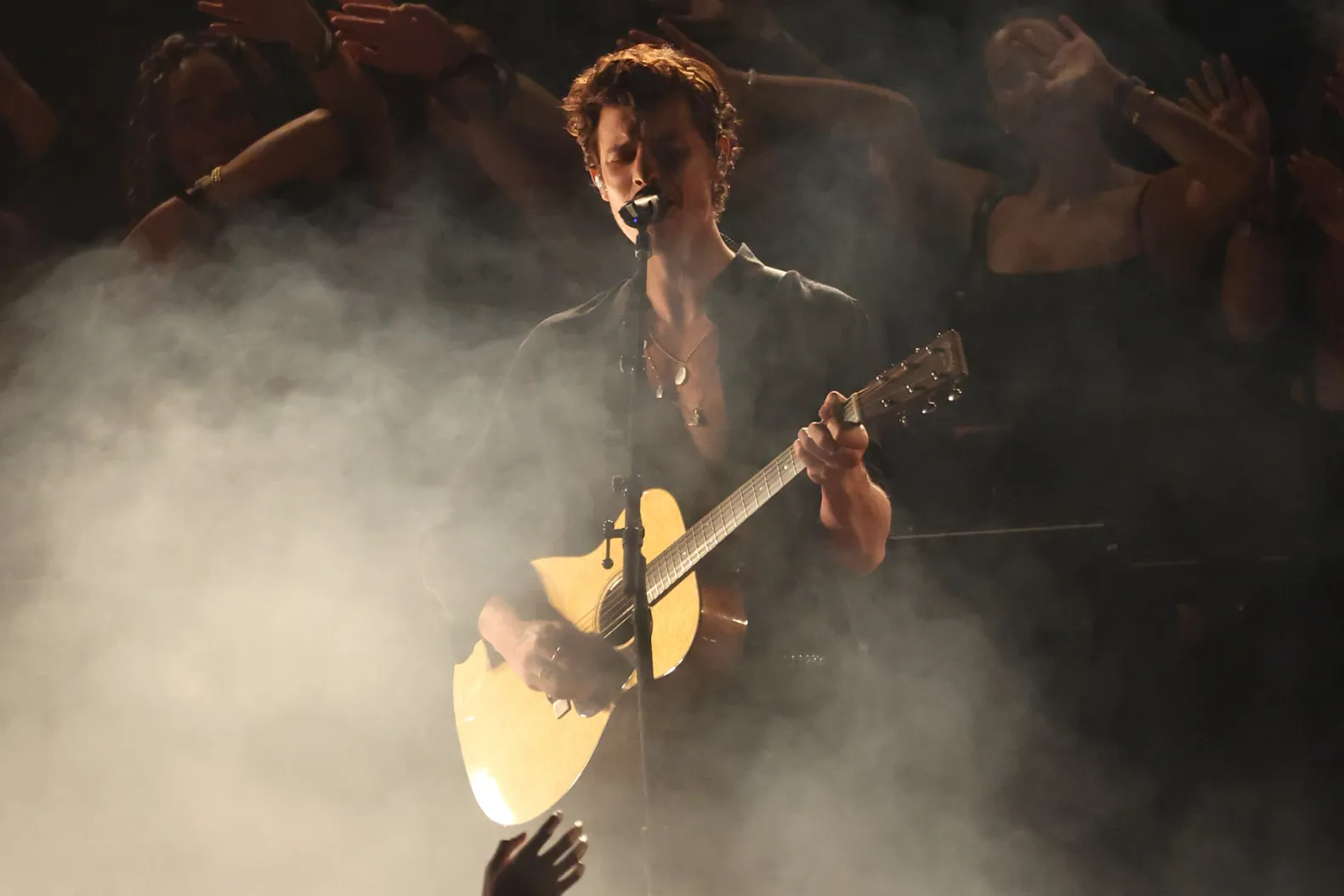 Shawn Mendes Performs his new single 'Nobody Knows'
