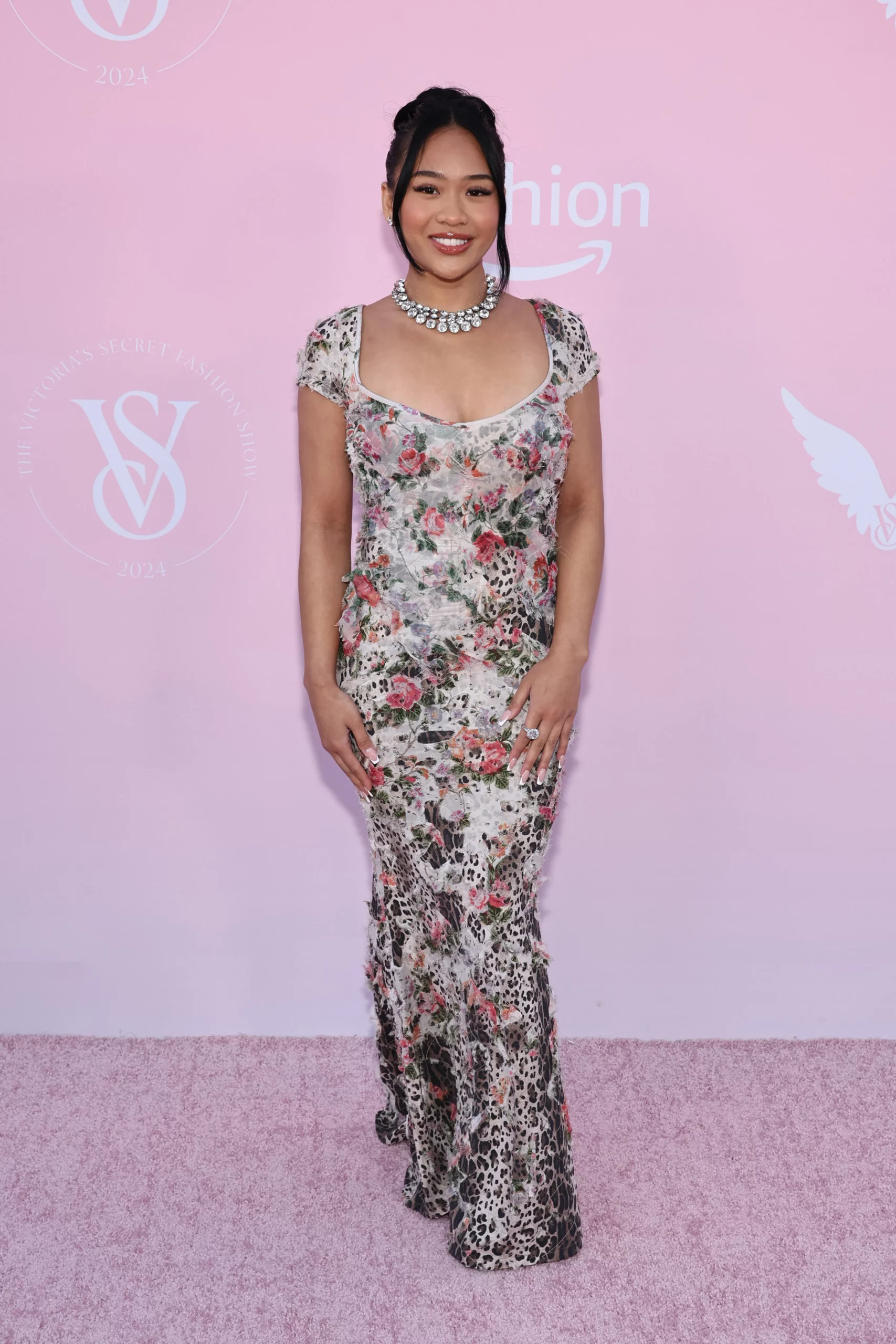 Suni Lee at the Victoria's Secret Fashion Show 2024 pink carpet