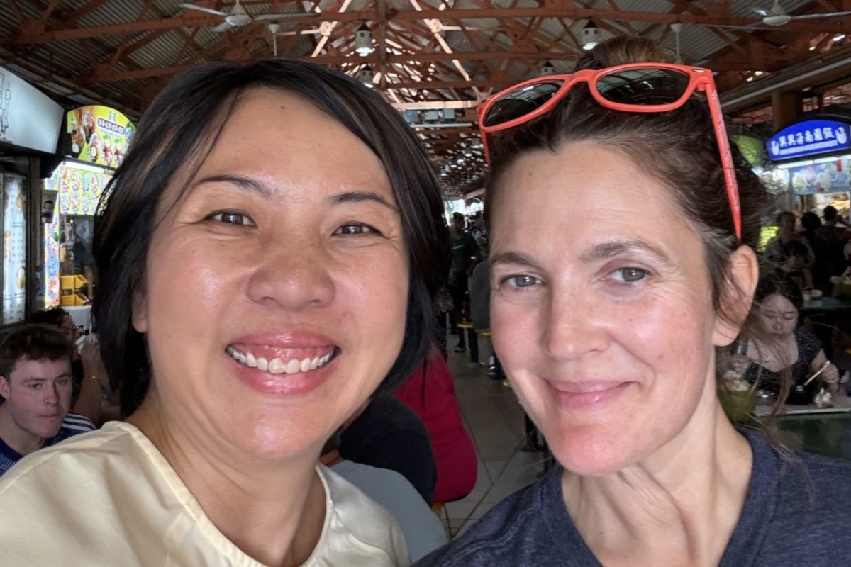 Pei Shyuan Yeo and Drew Barrymore at Maxwell Food Centre back in August