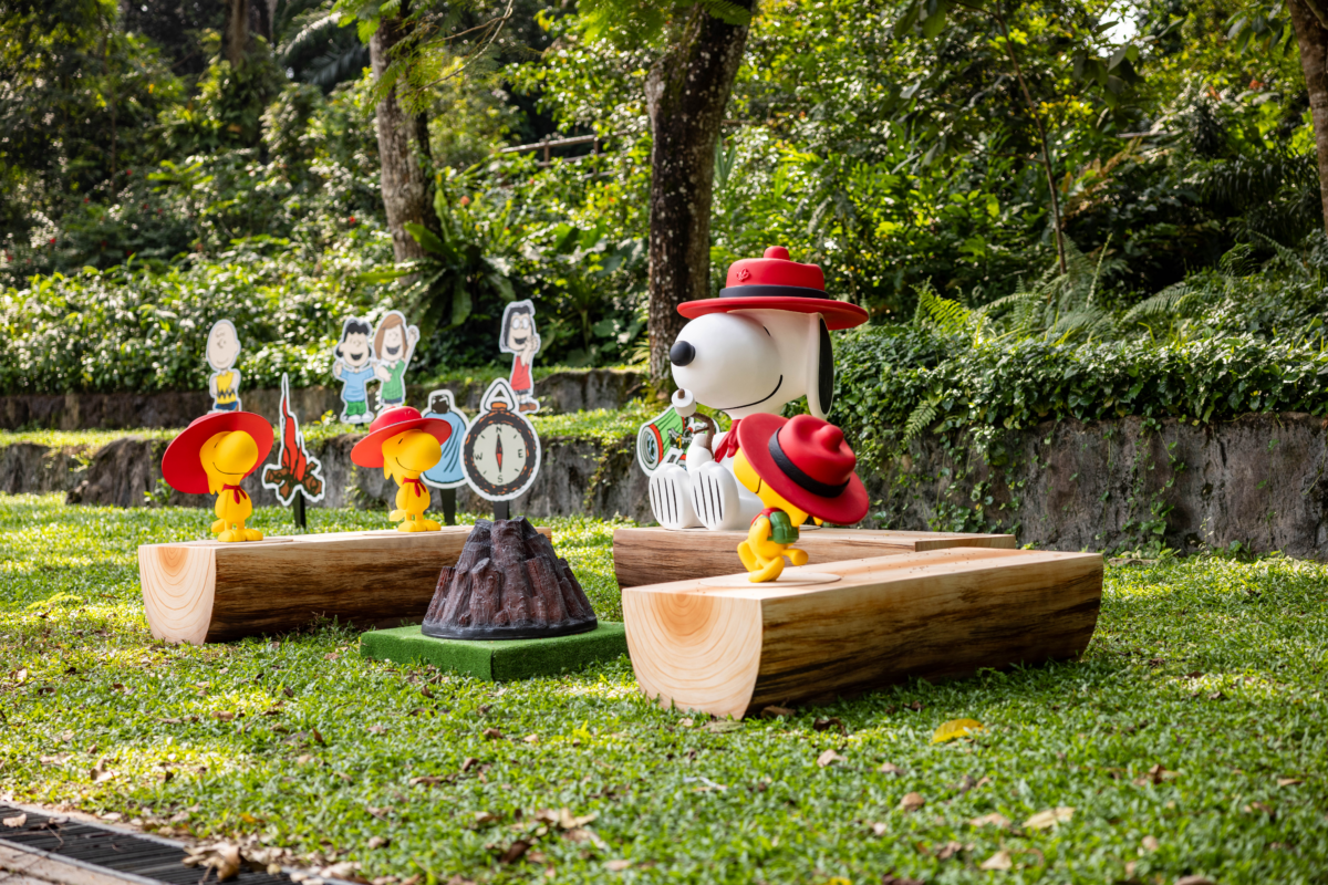 Chill around a campfire with Snoopy, Woodstock, and the Beagle Scouts on a cozy log bench