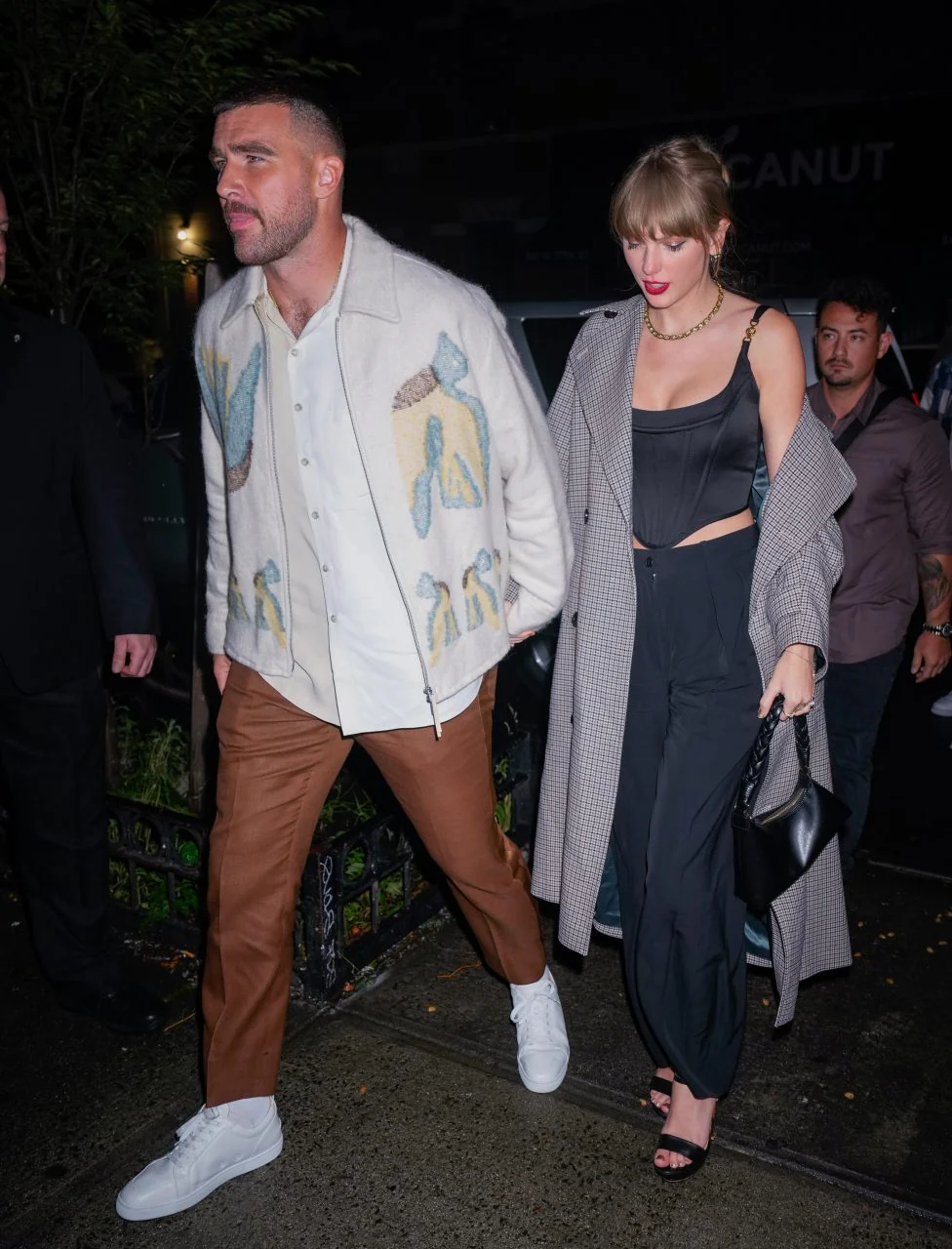Taylor Swift carrying AUPEN's Nirvana Noir, together with Travis Kelce in New York City 