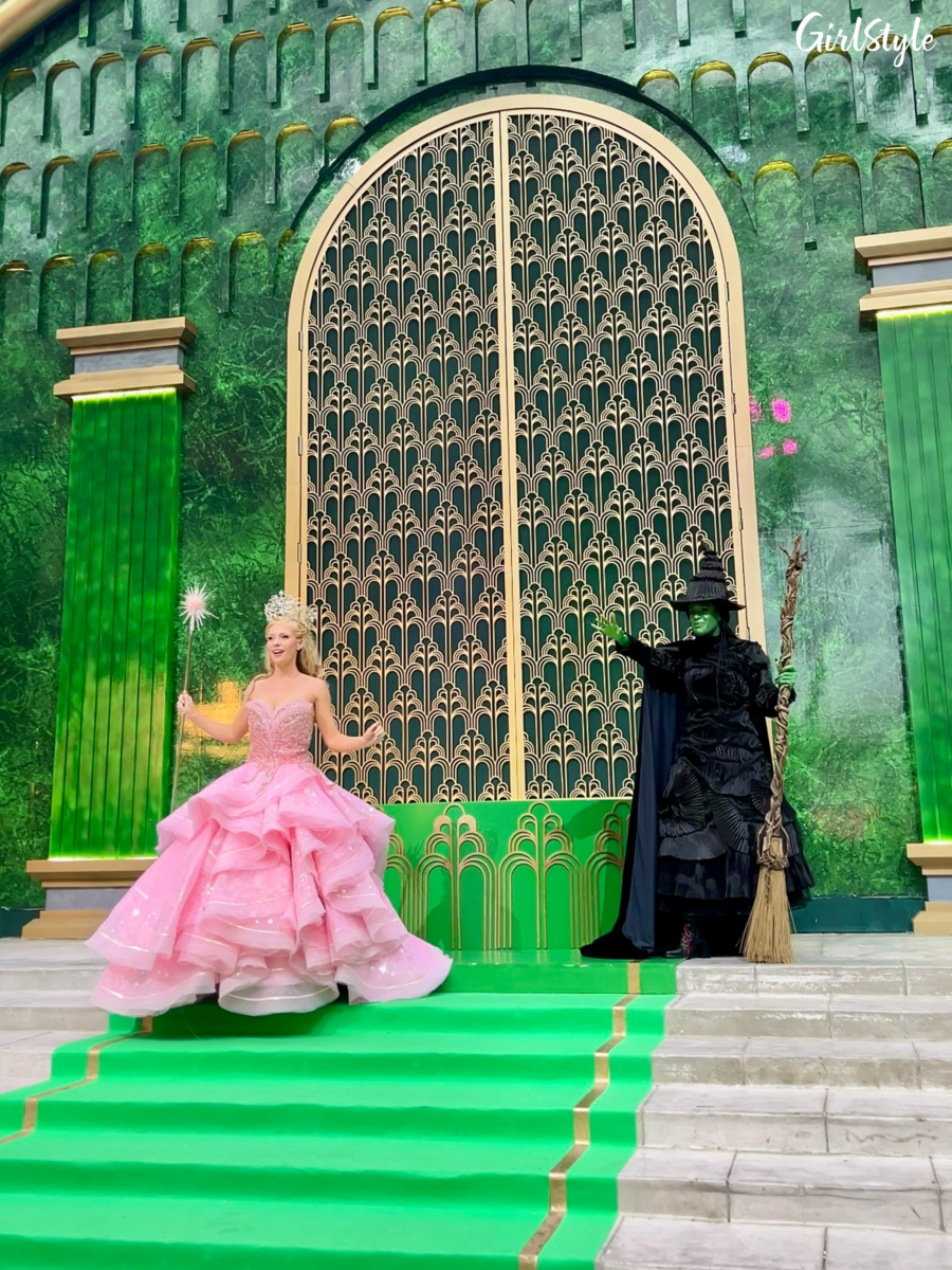 Elphaba and Glinda meet & greet at Universal Studios Singapore