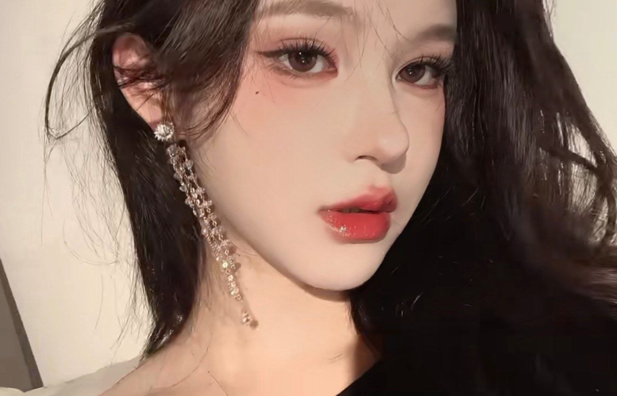 Rosy eyes and lips