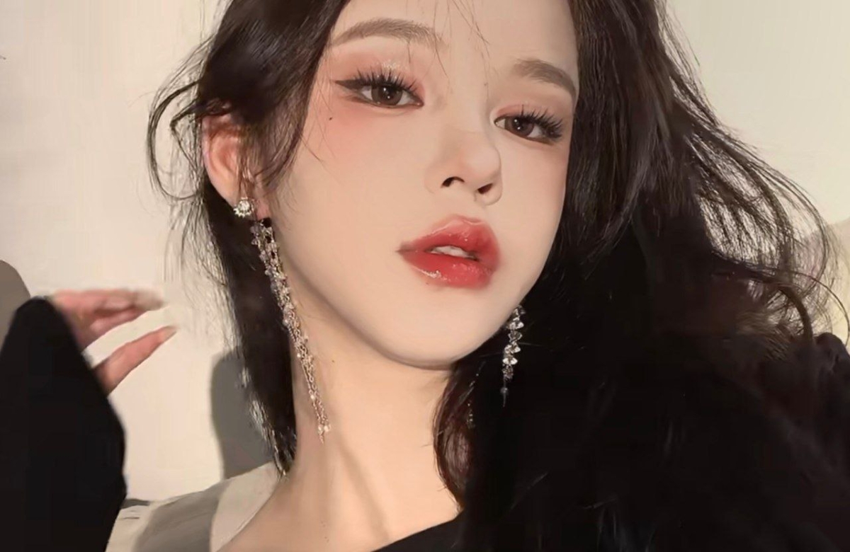 Rosy eyes and lips
