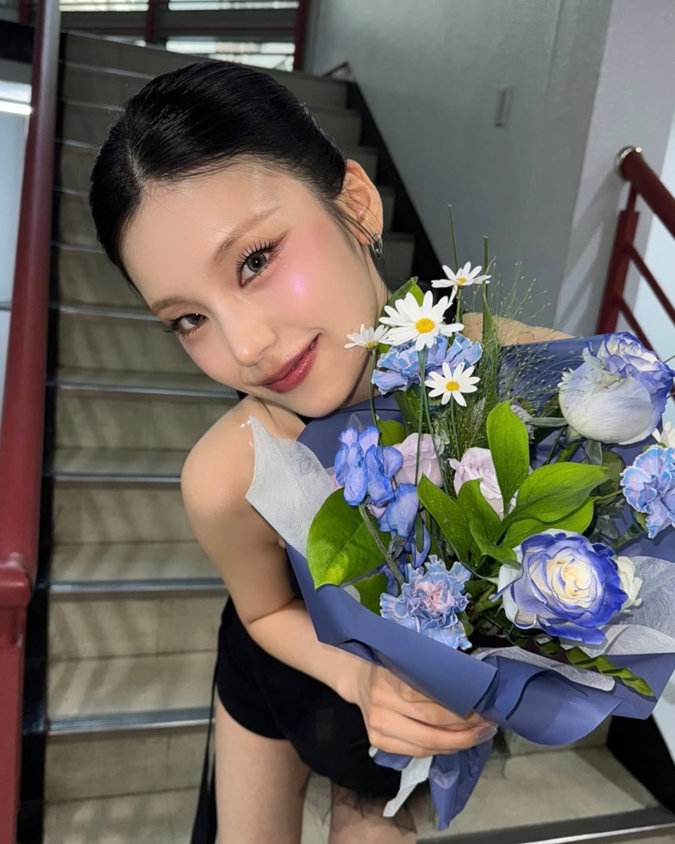 ITZY's Yeji in pink holographic highlighter