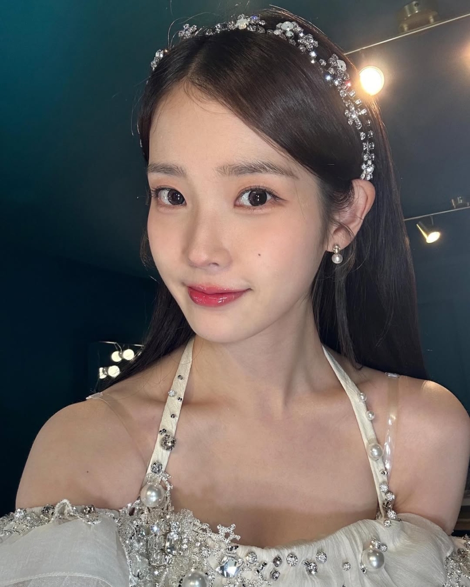 IU stuns with soft, feathered brows