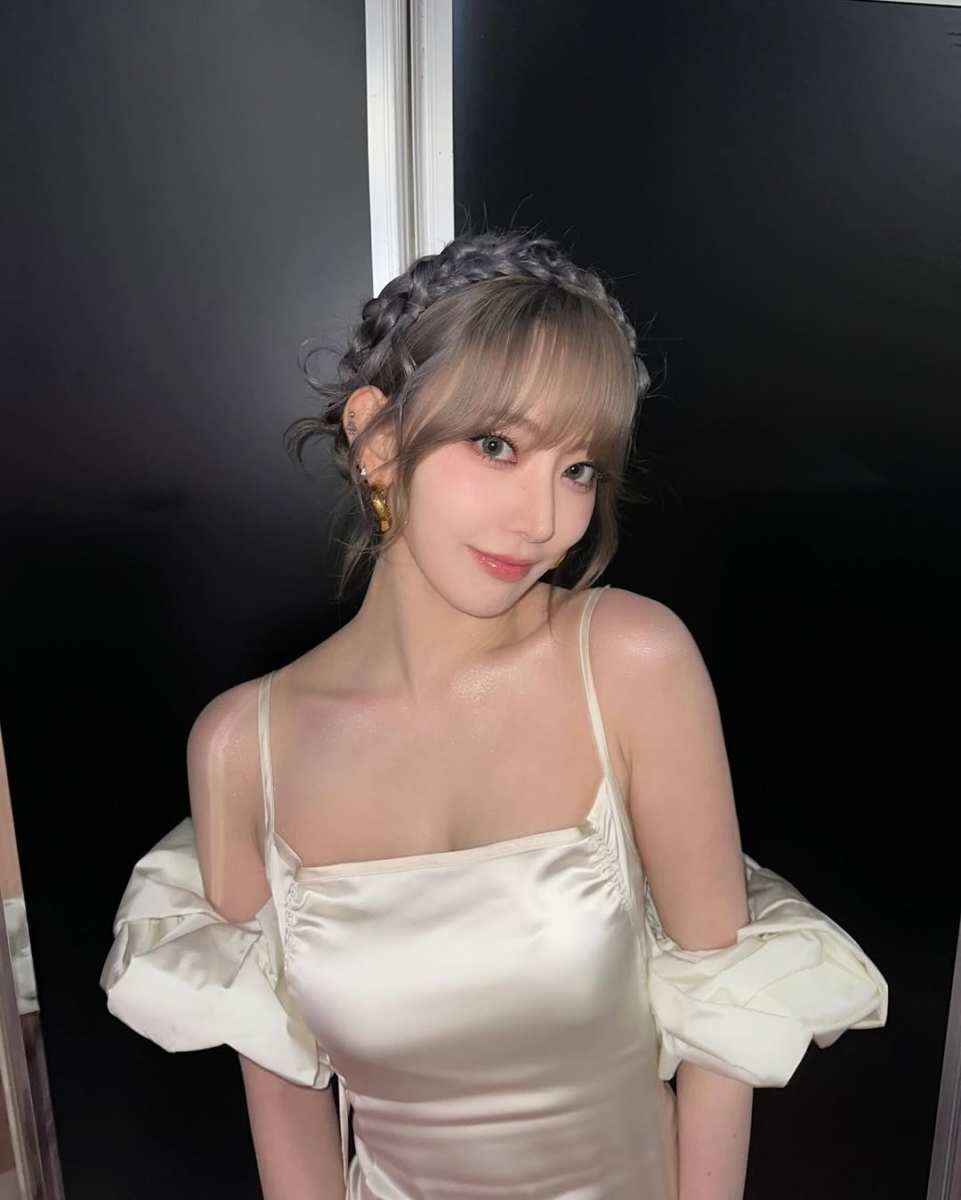 LE SSERAFIM’s Sakura blooming like a real sakura in pink and coral hues