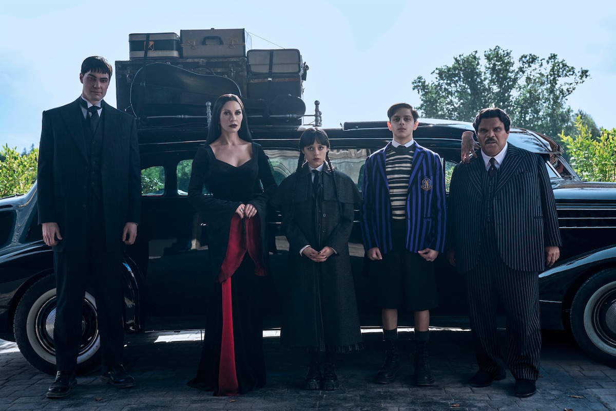 Joonas Suotamo as Lurch, Catherine Zeta-Jones as Morticia Addams, Jenna Ortega as Wednesday, Isaac Ordonez aș Pugsley Addams, Thing, Luis Guzmán as Gomez Addams in Wednesday season 2