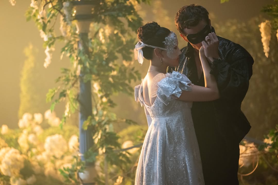 Yerin Ha and Luke Thompson in Bridgerton Season 4