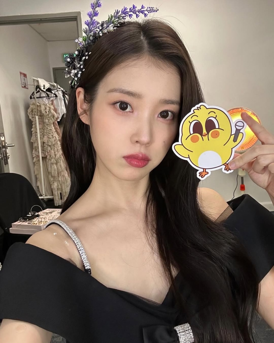 IU often goes for natural brushed-up brows
