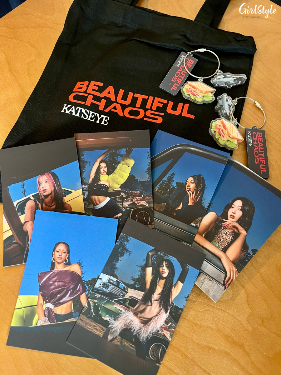 ‘BEAUTIFUL CHAOS’ tote bag, member postcards and keychain sets