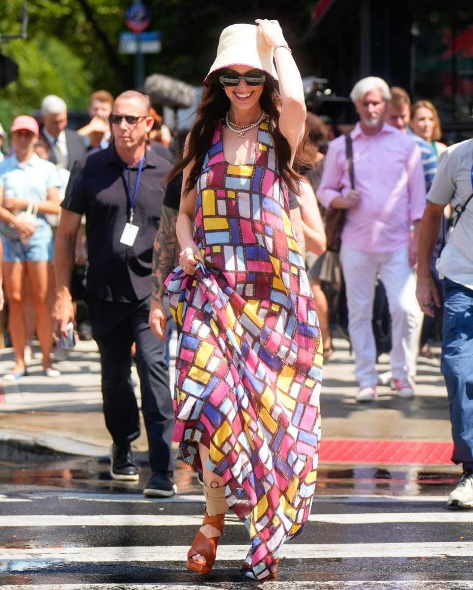 Anne Hathaway on the set of 'Devil Wears Prada 2' on 21 July 2025 in New York City