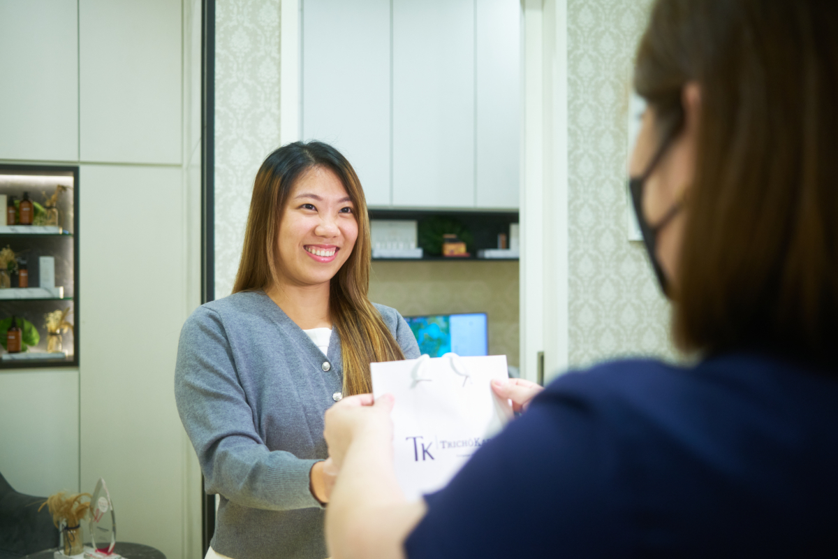 Misaki receiving the free Tricho Hair Veil