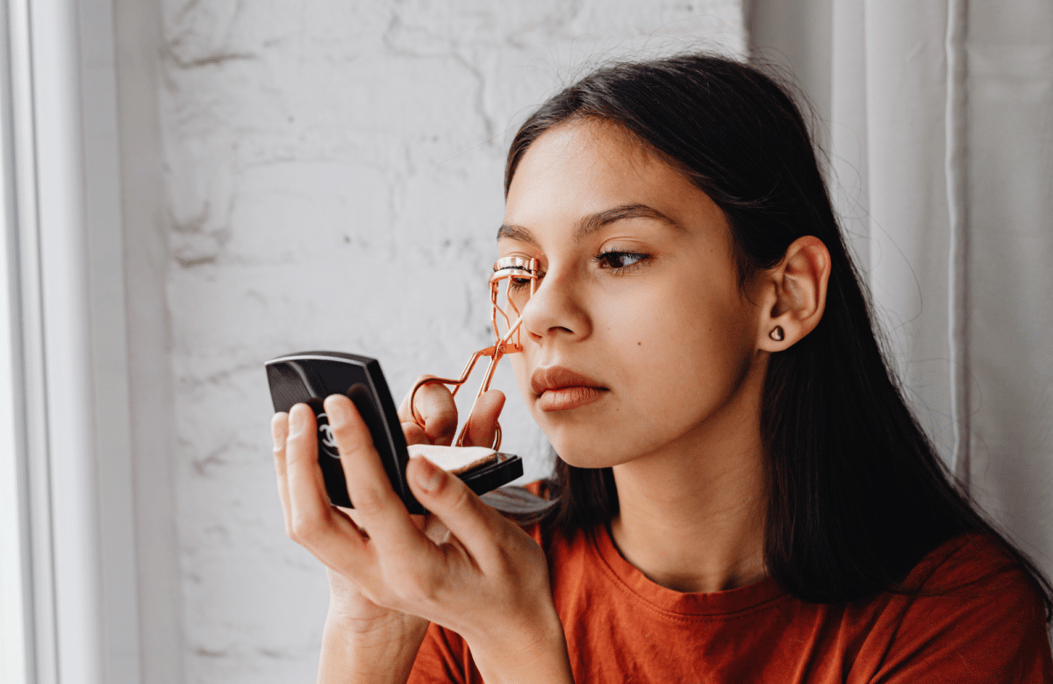 8 Mascara Mistakes That Are Making Your Lashes Look Clumpy