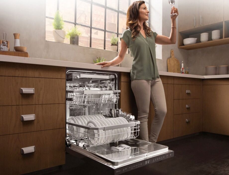 LG Top Control QuadWash® Dishwasher DFB227HM