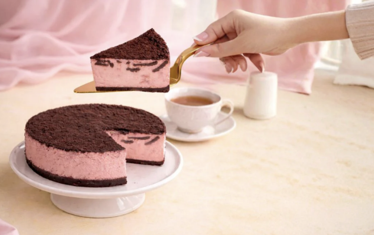 Strawberry Cookies & Cream Cheesecake